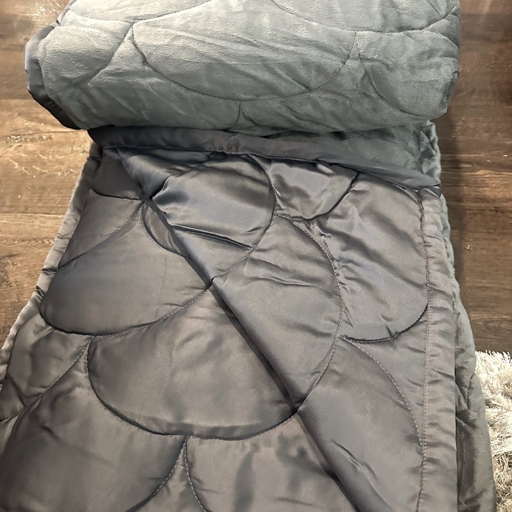 Gray Quilted Comforter with Insulated Design
